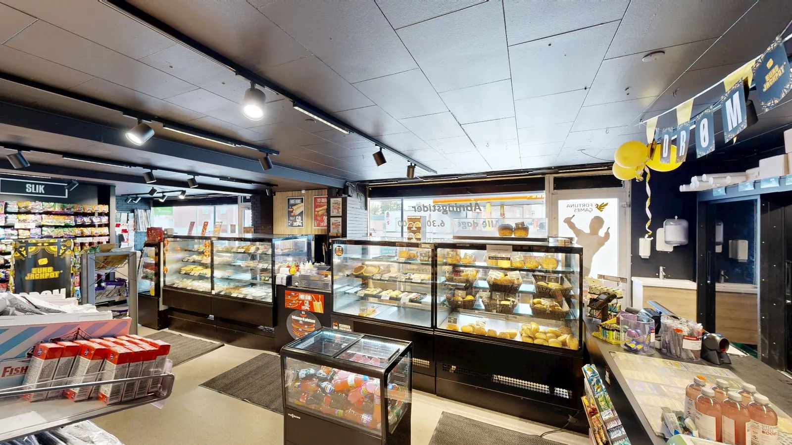 Indenfor i Minicentret – disk med friske sandwiches, bagels og kaffe